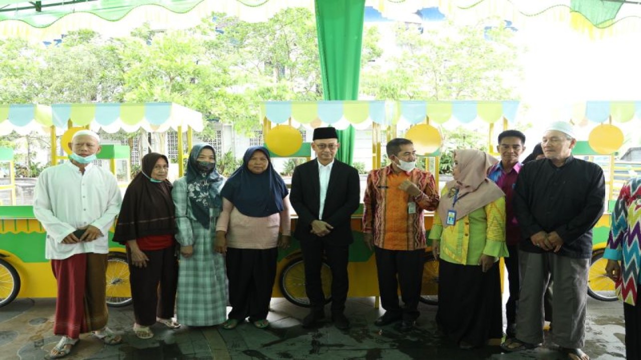 Para pedagang penerima bantuan booth container berfoto bersama Wali Kota Pontianak Edi Rusdi Kamtono. (Foto ANTARA/HO-Jimi)