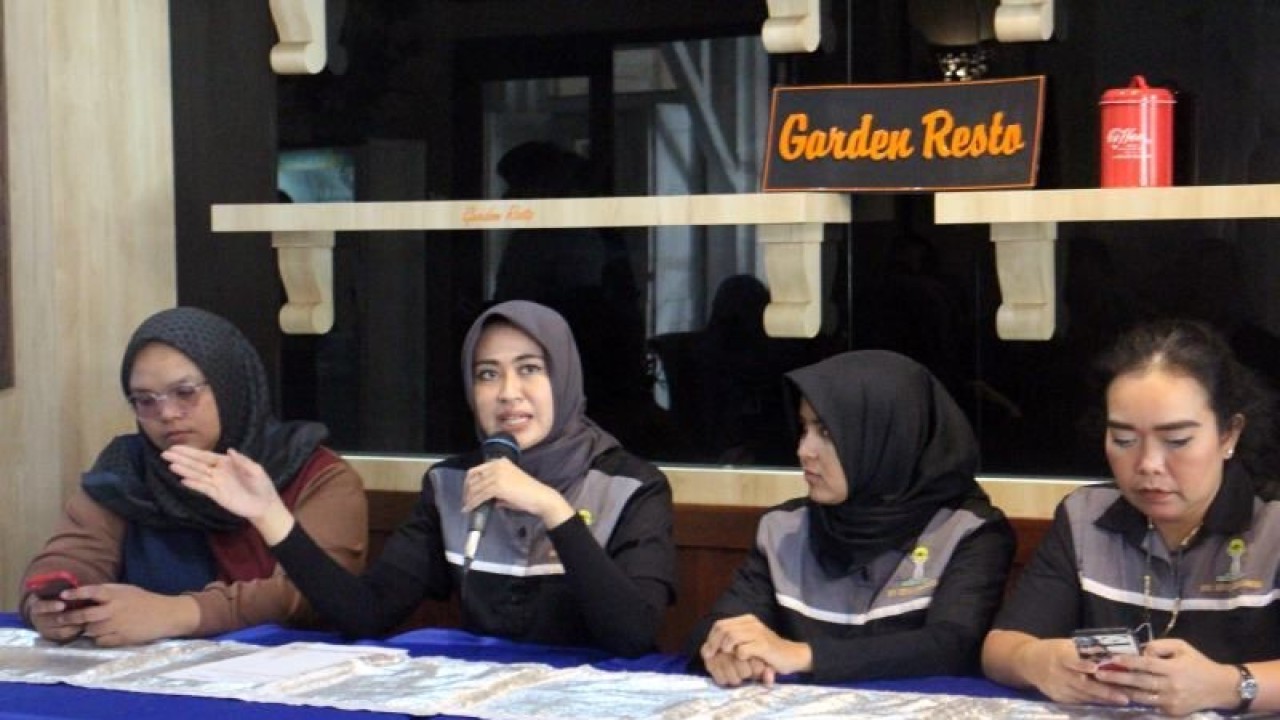 Kompartemen Pariwisata dan Hubungan Internasional BPC Hipmi Surakarta , Astrid Widayan9 (dua dari kiri) saat memberikan keterangan sebagai salah satu calon Ketum Hipmi Surakarta, di Solo, Jumat (16/12/2022). ANTARA/Bambang Dwi Marwoto.