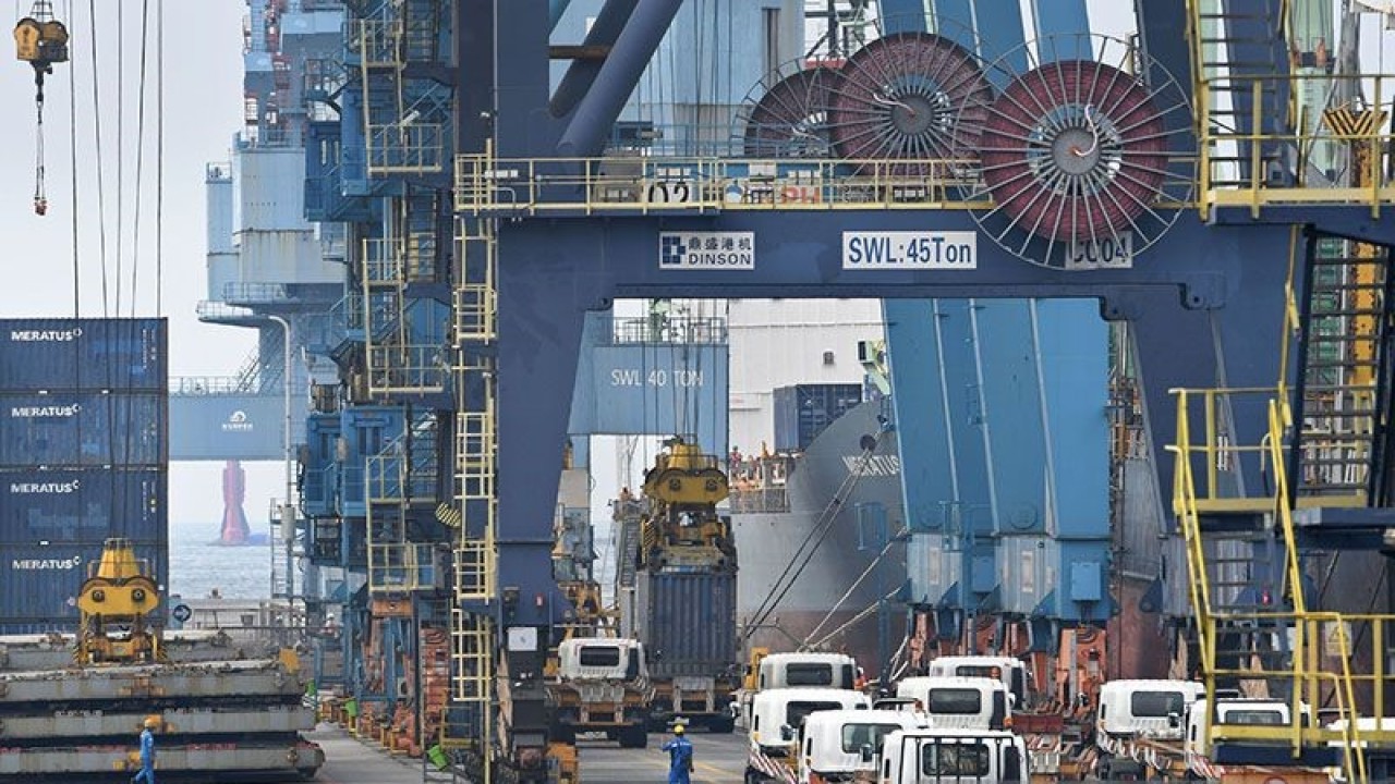 Aktivitas bongkar muat kontainer berlangsung di Pelabuhan Tanjung Priok, Jakarta, Jumat (16/9/2022). Dalam Postur Sementara Rancangan Undang-Undang Anggaran Pendapatan dan Belanja Negara (RUU APBN) Tahun 2023, Menteri Keuangan Sri Mulyani menyebutkan penerimaan kepabeanan dan cukai dapat ditingkatkan sebesar Rp1,4 triliun dari Rp301,8 triliun menjadi Rp303,2 triliun. ANTARA FOTO/Aditya Pradana Putra/rwa. (ANTARA FOTO/ADITYA PRADANA PUTRA)