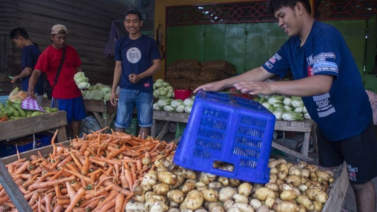 Pedagang menumpuk kentang yang dijual di salah satu lapak di Pasar Induk Manonda, Palu, Sulawesi Tengah, Kamis (22/12/2022). Harga bahan pangan termasuk sayur mayur, rempah-rempah, dan buah-buahan cukup terkendali menjelang perayaan Hari Natal sehingga tidak terjadi lonjakan harga dan berlangsung wajar. ANTARA/Basri Marzuki