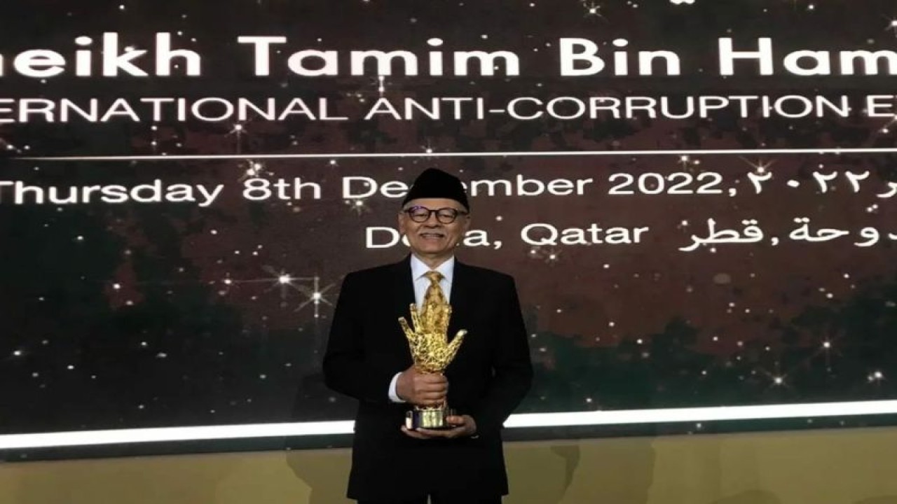 Mantan wakil ketua KPK Erry Riyana Hardjapamekas menerima penghargaanSheikh Tamim bin Hamad Al-Thani International Anti-Corruption Excellence Award dari Pemerintah Qatar, Kamis (9/12/2022). (ANTARA/HO-KBRI Doha)