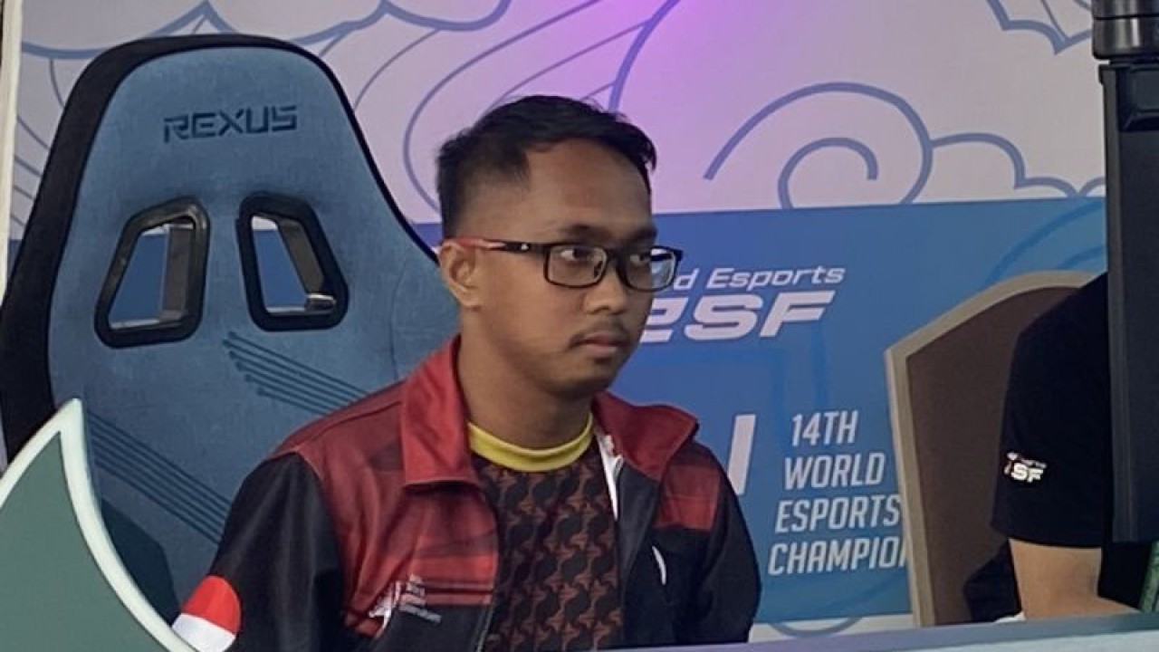 Pemain nasional eFootball Indonesia Elga Cahya Putra beraksi saat melawan Argentina dalam final lower bracket kejuaraan esport dunia IESF Bali 14th World Esports Championship 2022 di Air Stage, Merusaka, Nusa Dua, Bali, Jumat (9/12/2022). (ANTARA/Arindra Meodia)