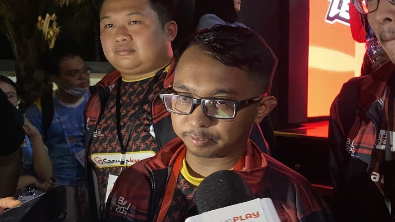 Pemain nasional eFootball Indonesia Elga Cahya Putra usai meraih gelar juara dalam kejuaraan esport dunia IESF Bali 14th World Esports Championship 2022 di Merusaka, Nusa Dua, Bali, Sabtu (10/12/2022). (ANTARA/Arindra Meodia)