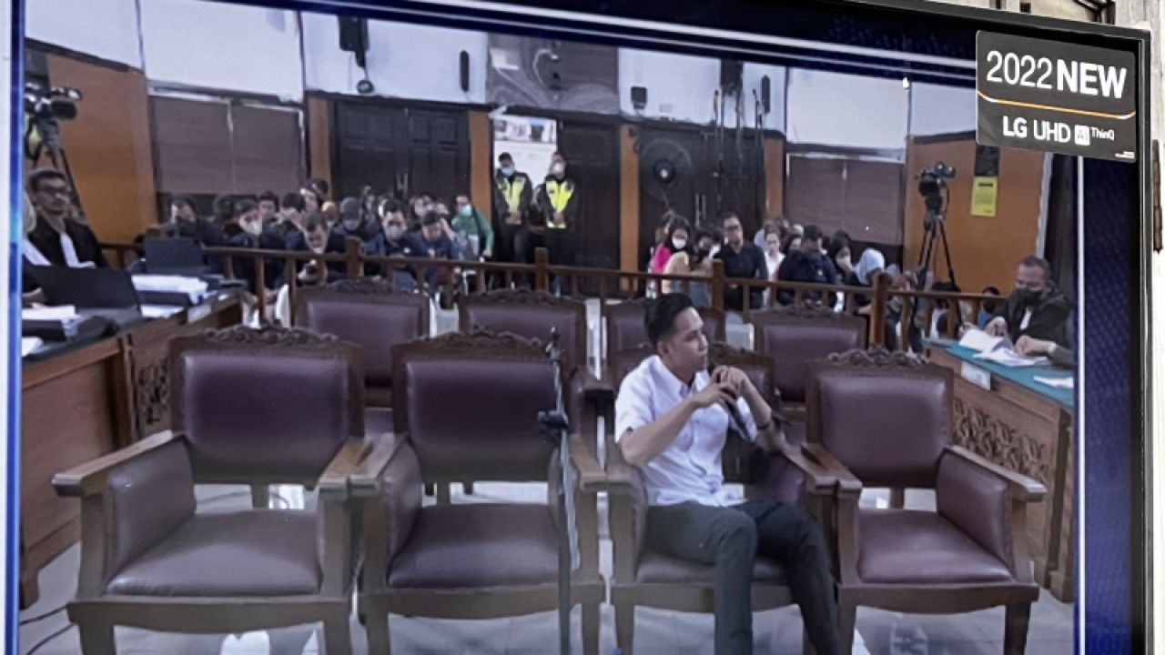 Terdakwa kasus pembunuhan Brigadir Nofriansyah Yosua Hutabarat (Brigadir J), Richard Eliezer, menyampaikan kesaksian di Pengadilan Negeri Jakarta Selatan, Jakarta, Selasa (13/12/2022). ANTARA/Putu Indah Savitri