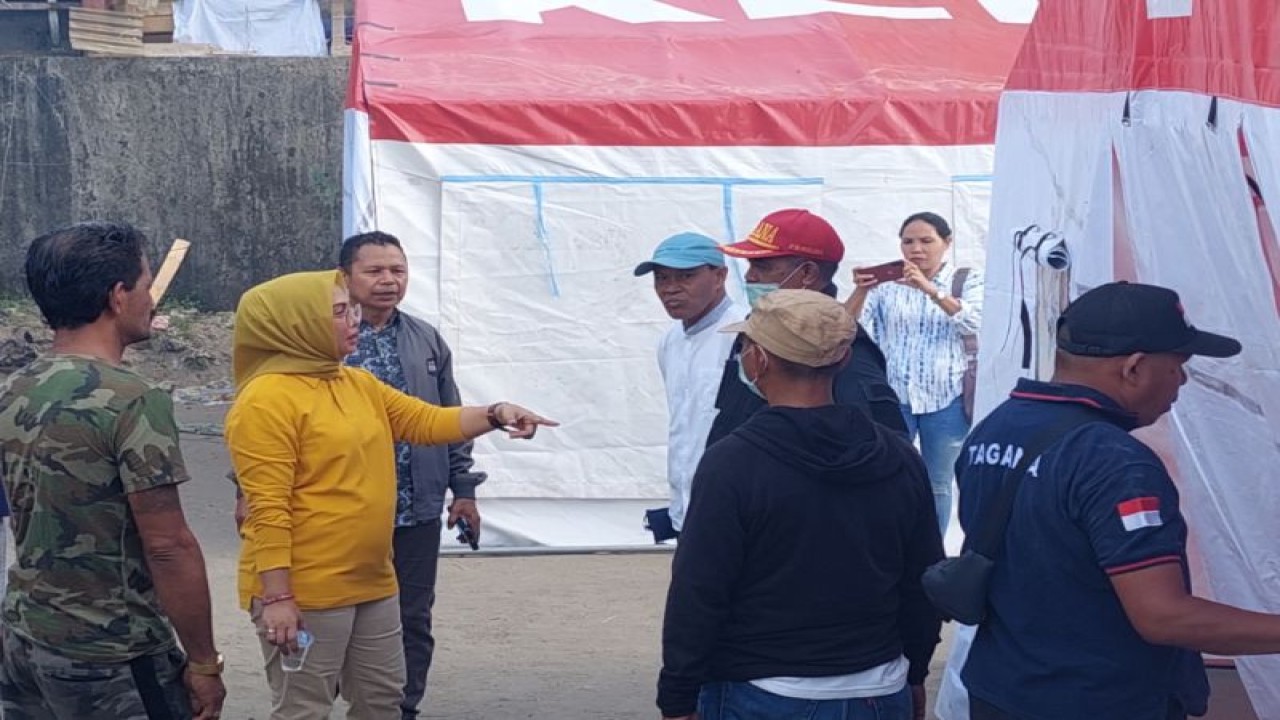 Ketua DPRD Ambon, Ely Toisutta saat meninjau langsung lokasi dan korban terdampak kebakaran di Kawasan Lorong Tahu, Mardika, Ambon, Jumat. (ANTARA/Winda Herman)