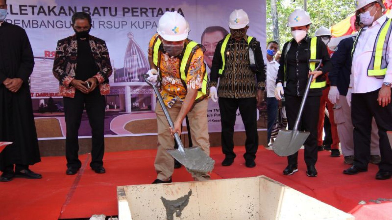 Wakil Ketua Komisi IX DPR RI Emanuel Melkiades Laka Lena saat melakukan peletakan bagtu pertama pembangunan RSPP Kupang Provinsi Nusa Tenggara Timur beberapa waktu lalu. (ANTARA/Benny Jahang)