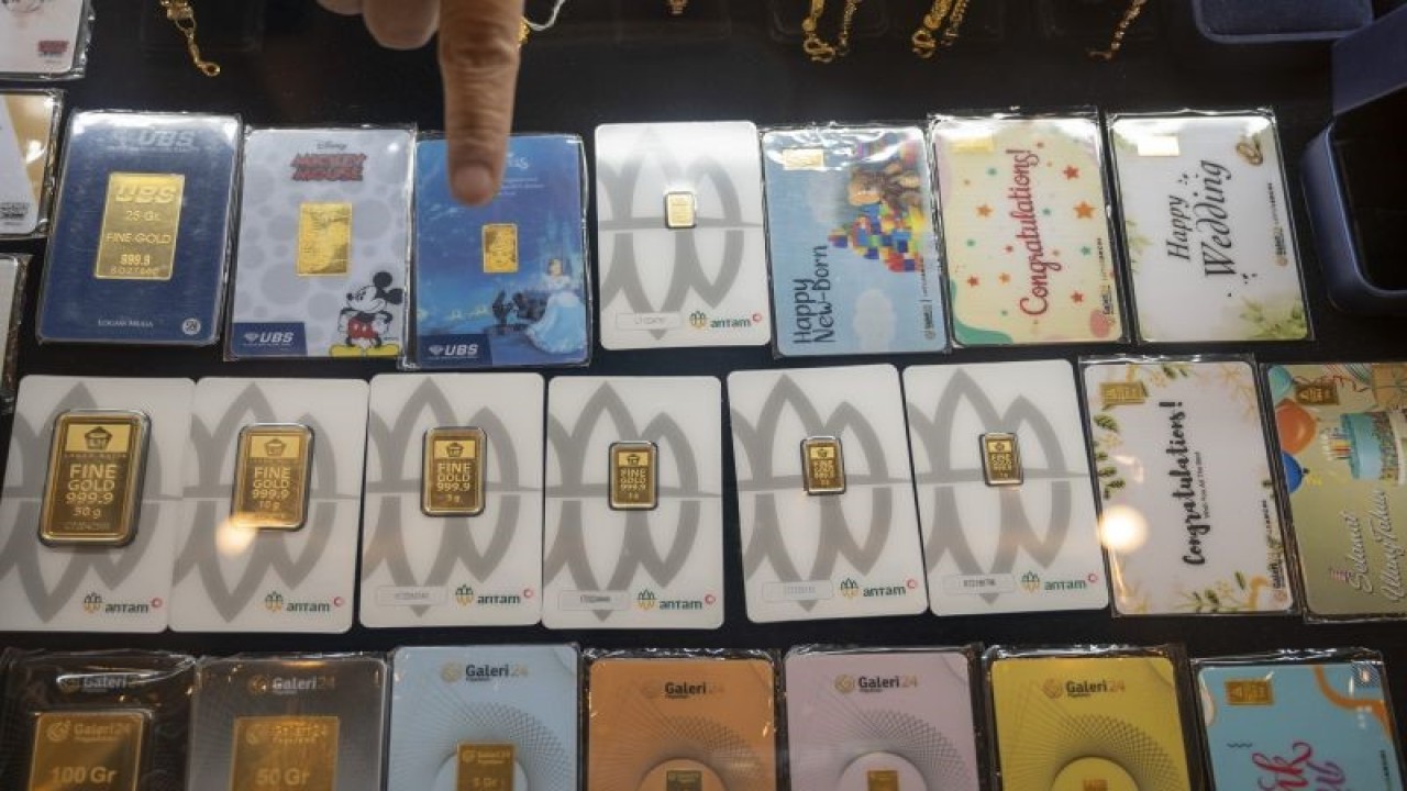 Pegawai menunjukkan pajangan emas cetakan Antam PT Pegadaian (Persero) di Palu, Sulawesi Tengah, Kamis (22/9/2022). ANTARA FOTO/Basri Marzuki/wsj. (ANTARA FOTO/BASRI MARZUKI)