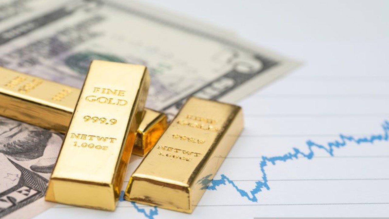 Ilustrasi - Tumpukan emas batangan pada uang kertas dolar AS. ANTARA/Shutterstock/aa.