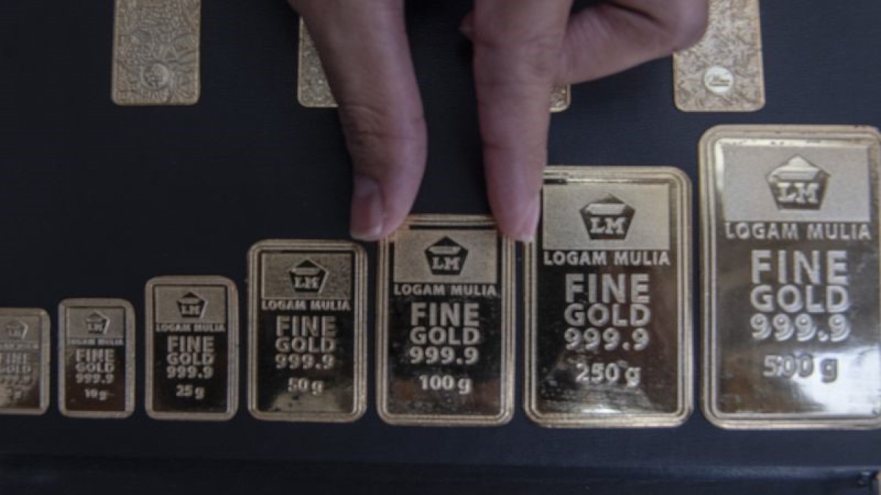 Petugas menata emas Antam imitasi di gerai Gadai Emas dan Cicil Emas BSI di Pasar Mayestik, Kebayoran Baru, Jakarta, Rabu (6/7/2022). ANTARA FOTO/Muhammad Adimaja/foc. (ANTARA FOTO/MUHAMMAD ADIMAJA)