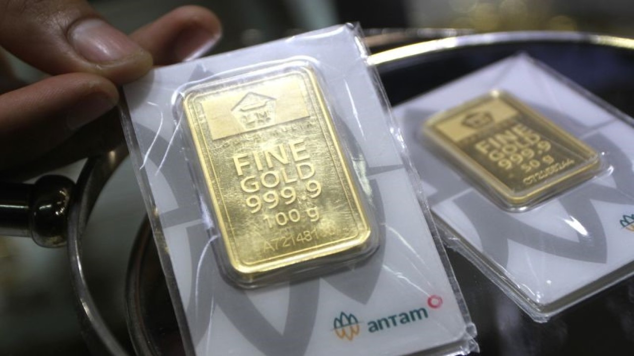 Karyawan menunjukkan emas batangan PT Aneka Tambang (Antam) di gerai emas dan perhiasan, Malang, Jawa Timur, Senin (12/12/2022). ANTARA FOTO/Ari Bowo Sucipto/rwa.
