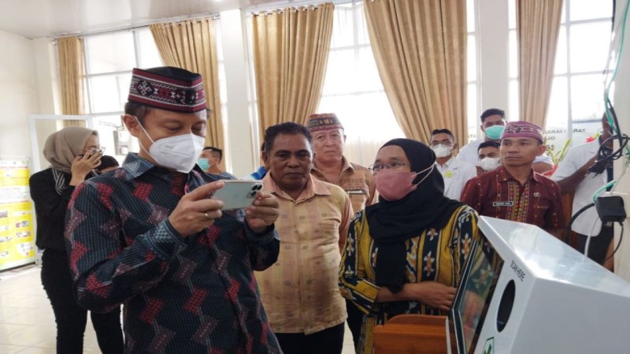 Bupati Manggarai Barat Edistasius Endi mendampingi Menteri Kesehatan Budi Gunadi Sadikin memantau pelayanan kesehatan di Puskesmas Labuan Bajo, Manggarai Barat, NTT, Jumat (23/12/2022). (ANTARA/Fransiska Mariana Nuka)