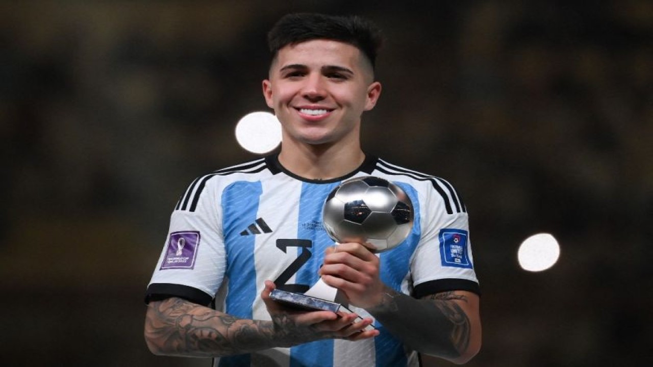 Gelandang Argentina Enzo Fernandez ketika menerima penghargaan Pemain Muda Terbaik dalam Piala Dunia Qatar 2022 usai final Argentina melawan Prancis di Stadion Lusail, Doha, Qatar, 18 Desember 2022.(AFP/FRANCK FIFE)