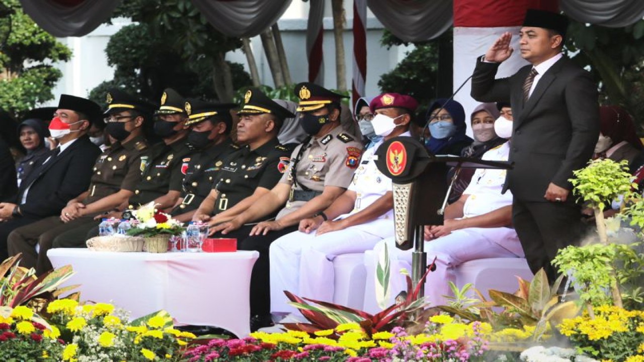 Wali Kota Surabaya Eri Cahyadi mengingatkan saat memperingati Hari Bela Negara ke-74 di Halaman Balai Kota Surabaya, Jatim, Senin (19/12/2022). (ANTARA/HO-Diskominfo Surabaya)