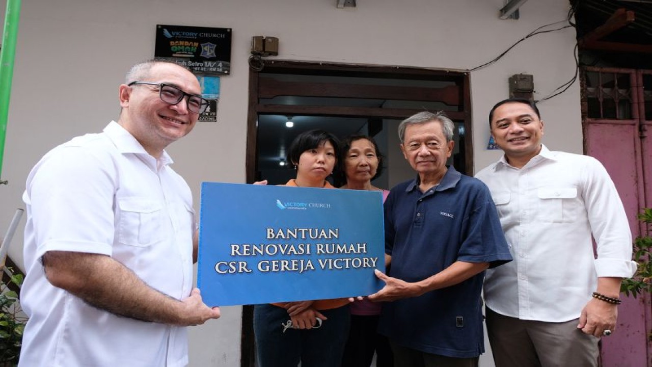 Wali Kota Surabaya Eri Cahyadi saat meninjau rumah warga yang terlah diperbaiki Jemaat Victory Community Church di Jalan Dukuh Setro 1 A/4 Kota Surabaya, Selasa (27/12/2022). ANTARA/HO-Diskominfo Surabaya