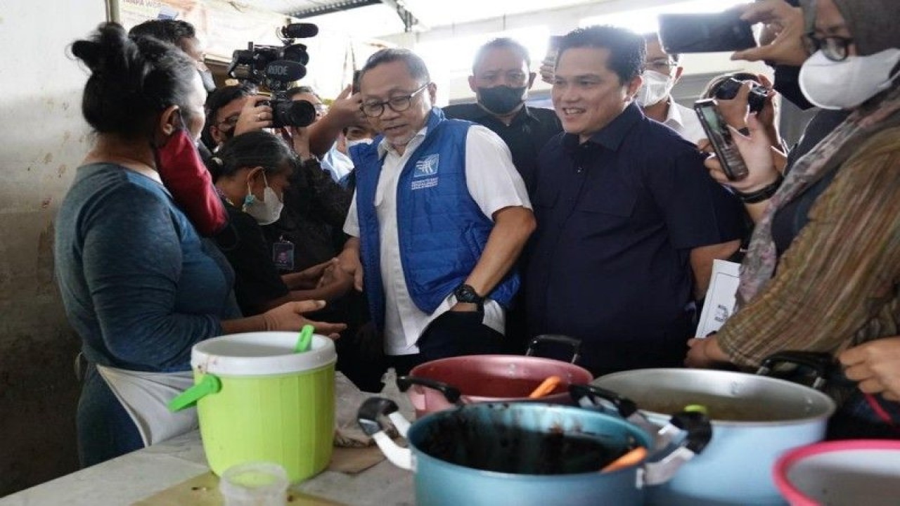 Menteri BUMN Erick Thohir (kanan) saat mengecek ketersediaan dan harga material pohon bersama Menteri Perdagangan Zulkifli Hasan di Pasar Rasamala, Semarang, Jawa Tengah (Jateng), Jumat (2/12/2022). ANTARA/HO-Kementerian BUMN