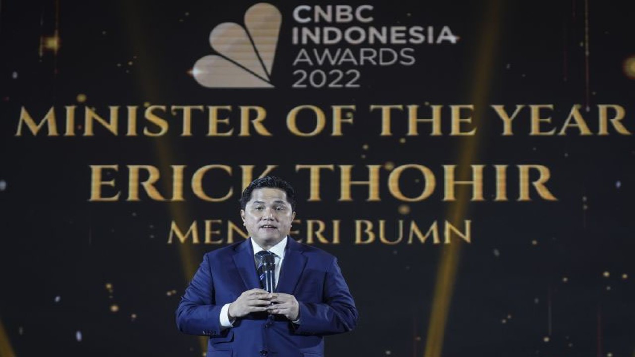 Menteri Badan Usaha Milik Negara (BUMN) Erick Thohir menyampaikan kata sambutan usai menerima penghargaan Minister Of The Year pada CNBC Indonesia Awards 2022 di Jakarta, Senin (12/12/2022). Erick Thohir dinilai berhasil melakukan gebrakan reformasi dan transformasi di tubuh BUMN menjadi semakin profesional, transparan dan akuntabel. ANTARA FOTO/Dhemas Reviyanto/aww. (ANTARA FOTO/Dhemas Reviyanto)