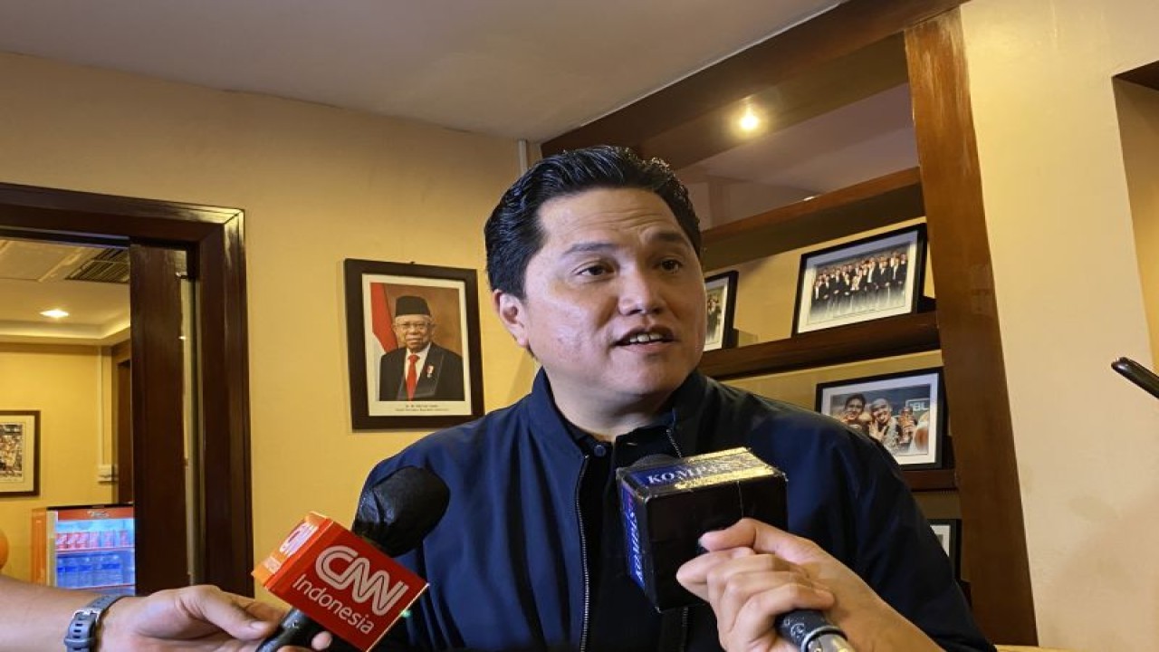 Anggota Dewan FIBA yang juga Menteri BUMN Erick Thohir menjawab pertanyaan media di sela acara “ Back2Back Celebration & Champions Banner Reveal Satria Muda Pertamina” di Mahaka Square, Jakarta, Sabtu (3/12/2022). (ANTARA/Shofi Ayudiana)
