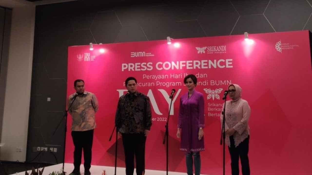 Menteri BUMN Erick Thohir (kedua kiri) dalam konferensi pers Perayaan Hari Ibu dan Peluncuran Program Srikandi BUMN Berkarya dan Bertalenta di Jakarta, Kamis (22/12/2022). (ANTARA/Ade Irma Junida)