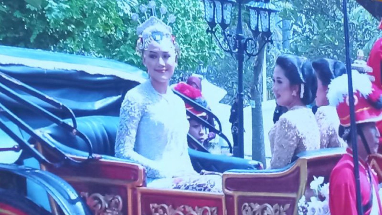 Kereta kuda mengantarkan Erina Sofia Gudono menuju tempat pernikahannya dengan putra bungsu Presiden RI Jokowi Kaesang Pangarep di Pendopo Agung Royal Ambarrukmo, Sleman, Daerah Istimewa Yogyakarta, Sabtu.  (ANTARA/Luqman Hakim)