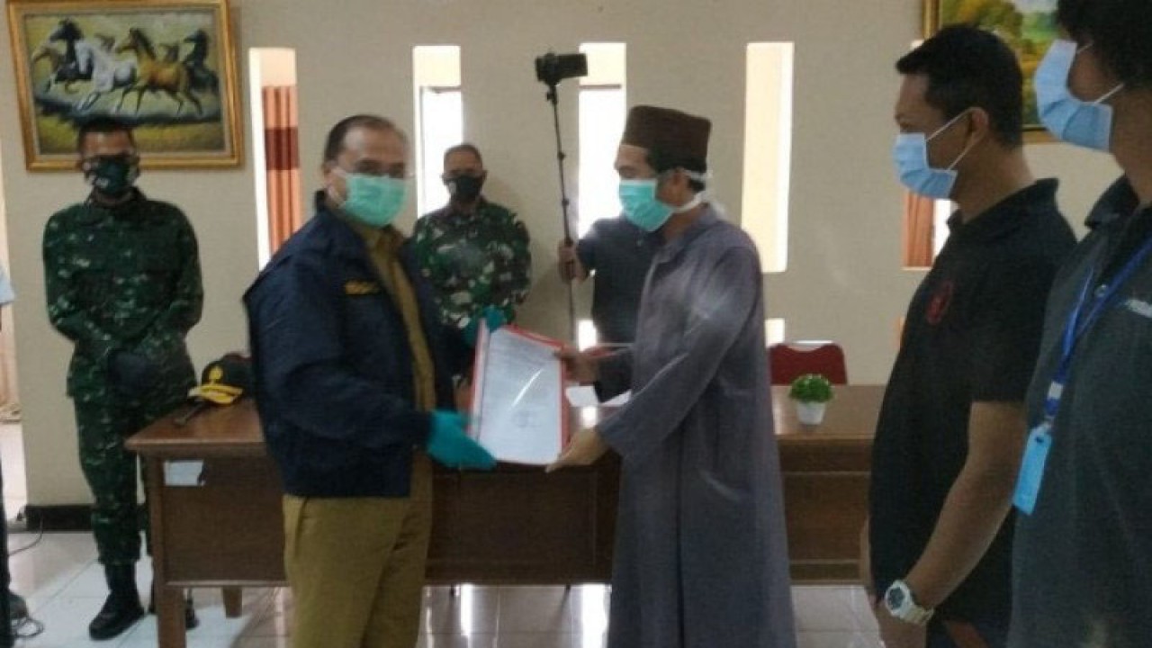 Gubernur Kepulauan Bangka Belitung, Erzaldi Rosman Djohan menyerahkan surat keterangan dan melepas pasien sembuh dari virus corona di Pangkalpinang, Senin. (Babel.antaranews.com/Aprionis)
