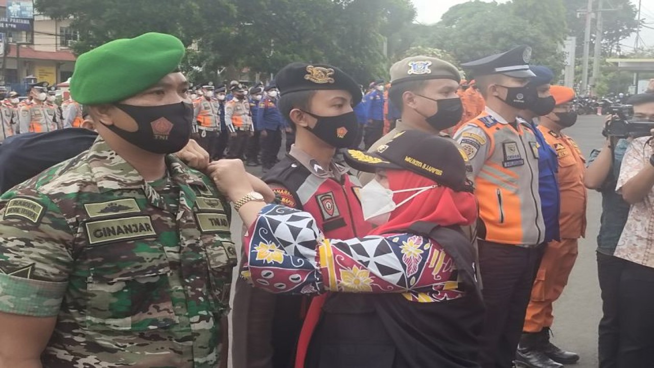 Wali Kota Bandarlampung Eva Dwiana saat melepas Satgas pada Apel Siaga Pengamanan Natal 2022 dan Tahun Baru 2023. di Bandarlampung, (23/12/2022), Jumat (23/12/2022). (FOTO ANTARA/Dian Hadiyatna)