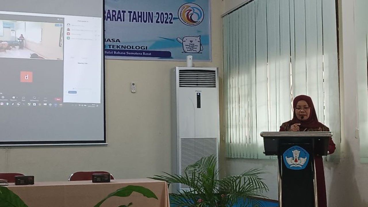 Kepala Balai Bahasa Sumbar Eva Trisna dan Kasubag Umum Wahyudi memberikan penjelasan dalam taklimat media di Padang. (ANTARA/Miko Elfisha)