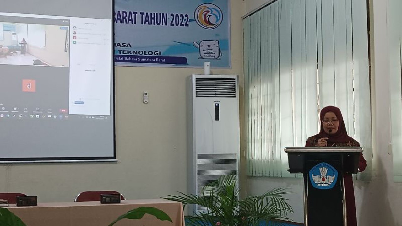 Kepala Balai Bahasa Sumbar, Eva Trisna. (ANTARA/Miko Elfisha)