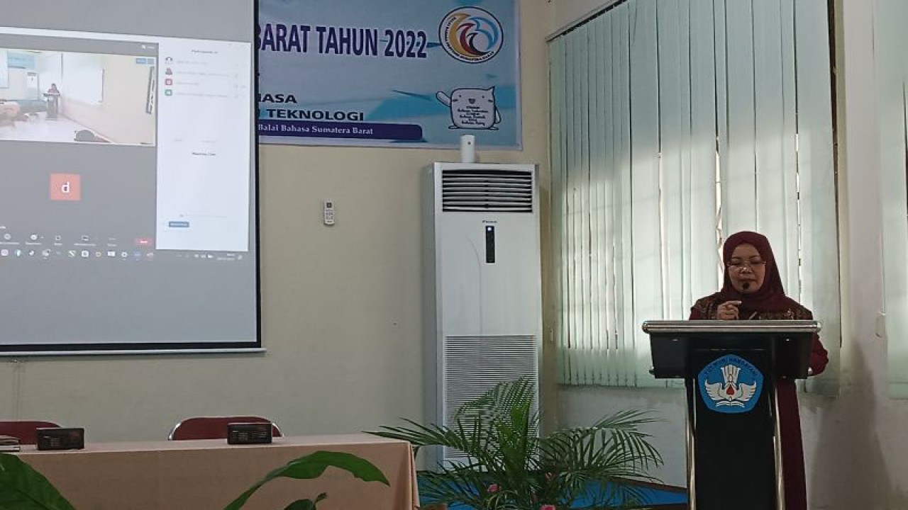 Kepala Balai Bahasa Sumbar, Eva Trisna. (ANTARA/Miko Elfisha)