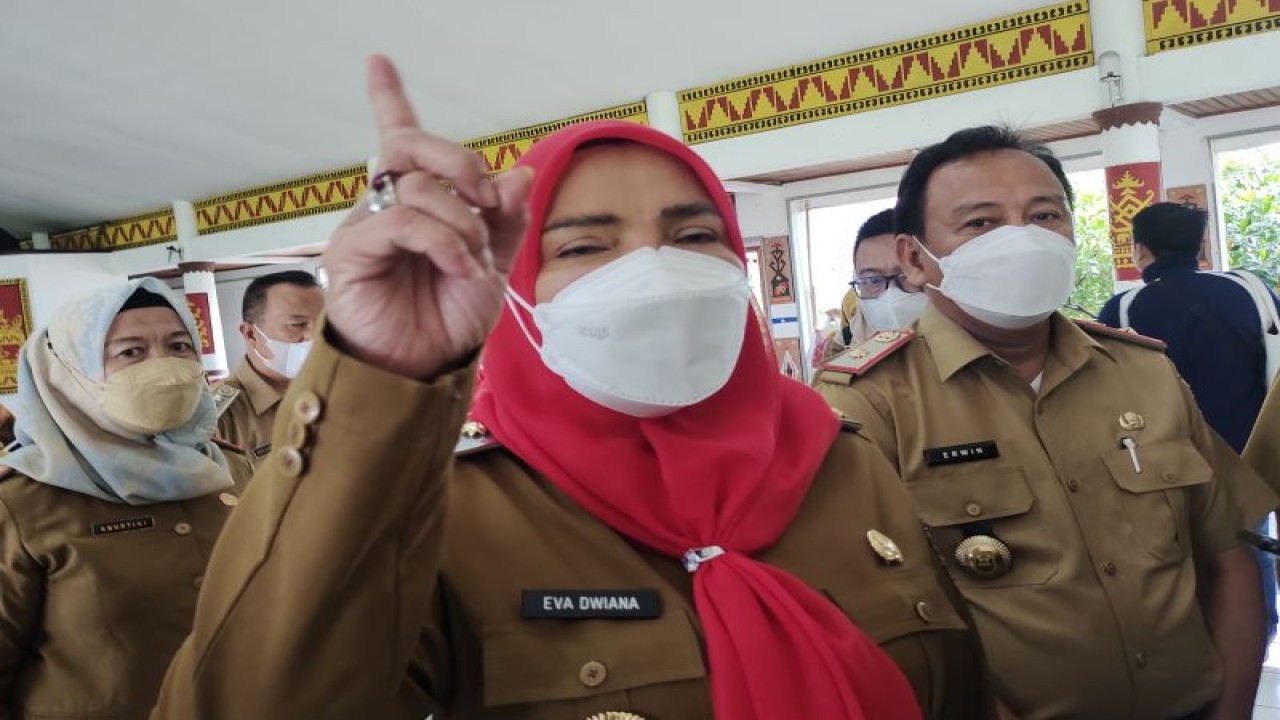 Wali Kota Bandarlampung Eva Dwiana saat dimintai keterangan. Kamis, (22/12/2022). (ANTARA/Dian Hadiyatna)