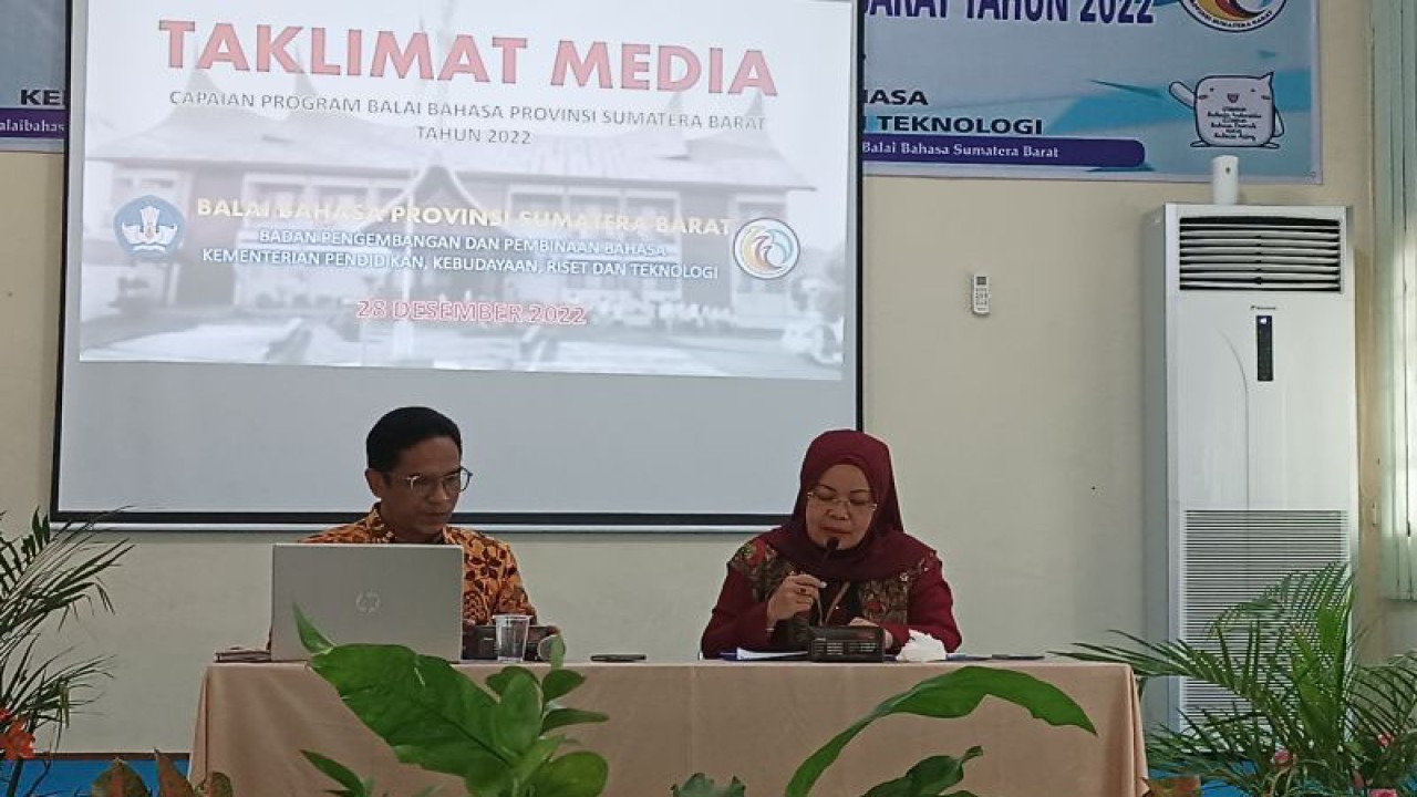 Kepala Balai Bahasa Sumbar Eva Trisna bersama Kasubbag Umum Balai Bahasa Sumbar, Wahyudi saat taklimat media di Padang. (ANTARA/Miko Elfisha)
