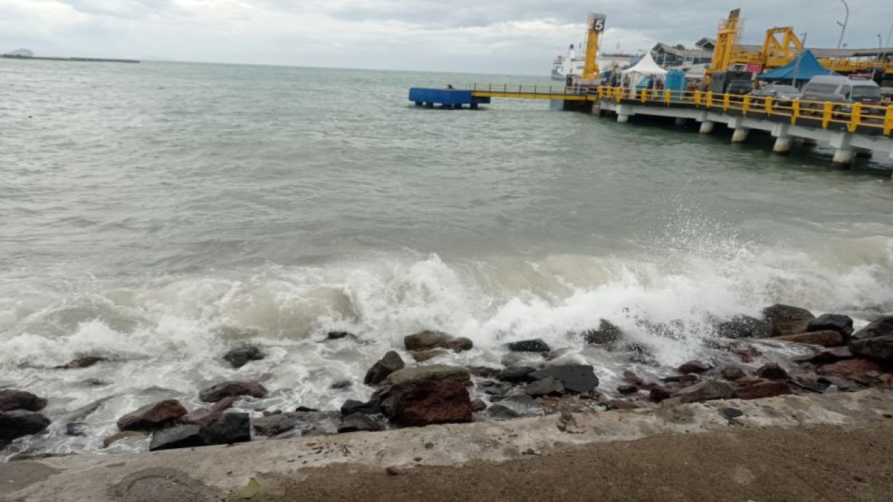 Evakuasi truk pengangkut semen yang terjatuh di dermaga 5 Pelabuhan Merak, Rabu (28/12) malam terkendala badai disertai angin kencang dan gelombang tinggi. ANTARA/Mansur