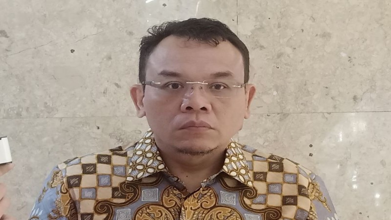 Anggota Komisi IX DPR RI Saleh Partaonan Daulay berpose menjelang Rapat Dengar Pendapat (RDP) Komisi IX DPR RI bersama Kementerian Kesehatan RI di Gedung Komisi IX Jakarta, Senin (23/5/2022). (ANTARA/Andi Firdaus)