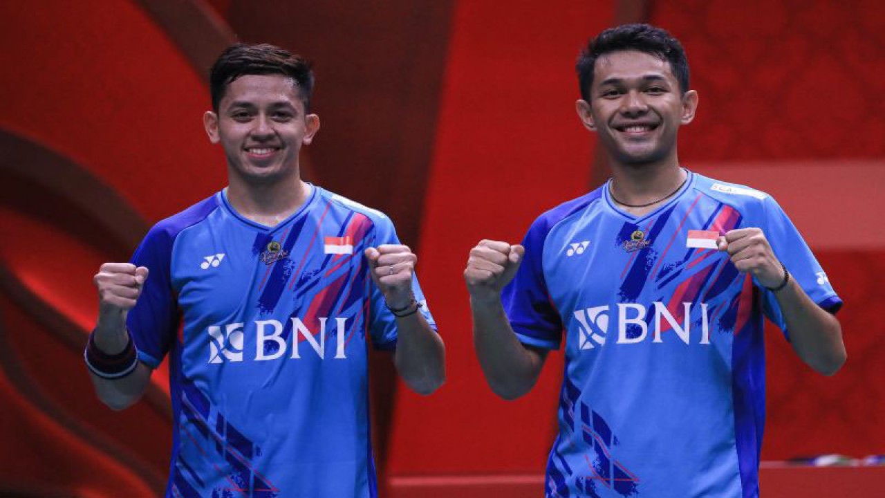 Pebulutangkis ganda putra Indonesia Fajar Alfian (kanan) dan Muhammad Rian Ardianto (kiri) berpose ke arah kamera usai mengalahkan lawannya asal Jepang Takuro Hoki dan Yugo Kobayashi dalam pertandingan kedua fase grup A BWF World Tour Finals 2022 di Nimibutr Arena, Bangkok, Thailand, Kamis (8/12/2022). ANTARA FOTO/Handout/Humas PBSI/app/hp. (ANTARA FOTO/HUMAS PBSI)