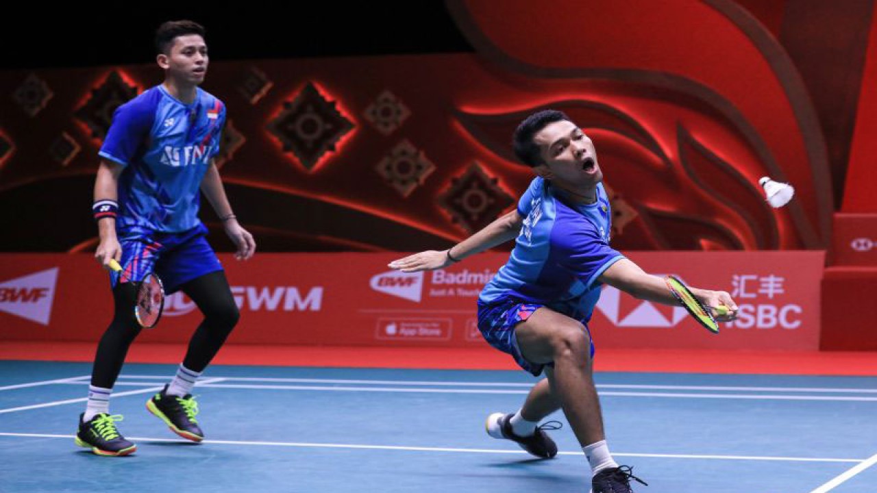 Arsip - Pebulutangkis ganda putra Indonesia Fajar Alfian (kanan) dan Muhammad Rian Ardianto (kiri) memukul kok ke arah lawannya asal Jepang Takuro Hoki dan Yugo Kobayashi dalam pertandingan kedua fase grup A BWF World Tour Finals 2022 di Nimibutr Arena, Bangkok, Thailand, Kamis (8/12/2022). ANTARA FOTO/Handout/Humas PBSI/app/hp.