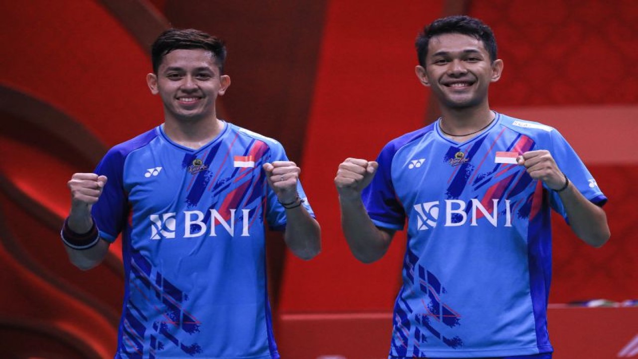 Ganda putra Indonesia Fajar Alfian/Muhammad Rian Ardianto berpose setelah mengalahkan pasangan Takuro Hoki/Yugo Kobayashi pada partai kedua babak penyisihan World Tour Finals 2022 di Bangkok, Thailand, Kamis. (ANTARA/HO-PP PBSI)