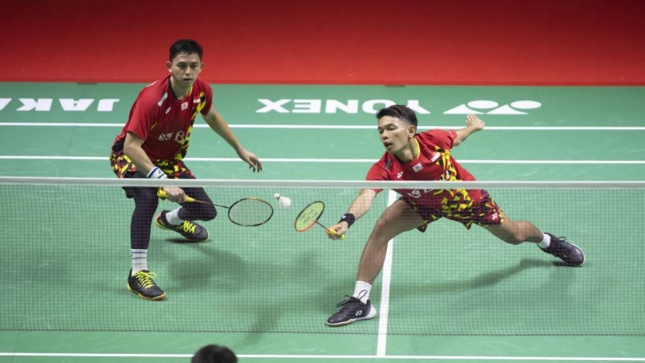 Arsip - Pebulu tangkis ganda putra Indonesia Muhammad Rian Ardianto (kiri) dan Fajar Alfian (kanan) mengembalikan kok ke arah pebulu tangkis ganda putra China Liang Wei Keng dan Wang Chang pada babak final Daihatsu Indonesia Masters 2022 di Istora Senayan, Jakarta, Minggu (12/6/2022). Fajar/Rian berhasil menjadi juara Indonesia Masters 2022 setelah mengalahkan lawannya dengan dua gim langsung 21-10 dan 21-17. ANTARA FOTO/Muhammad Adimaja/aww.