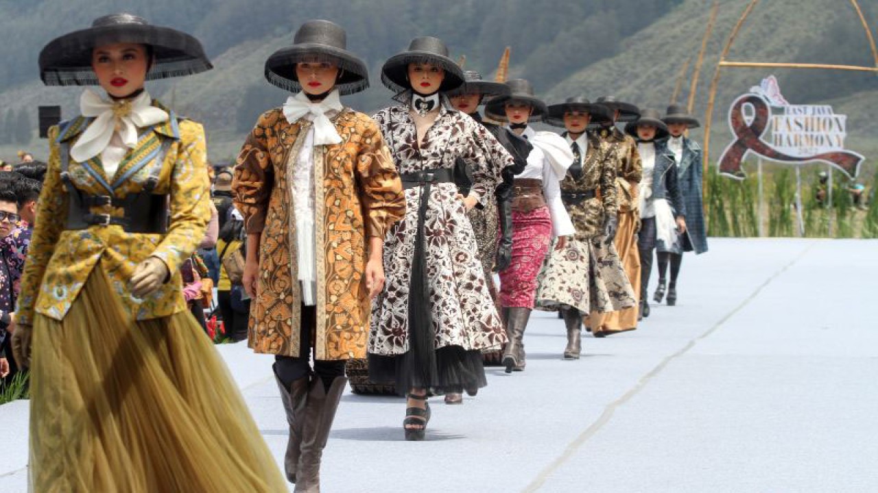 Model memperagakan busana saat East Java Fashion Harmony (EJFH) 2022 di Segoro Wedhi Gunung Batok Kawasan Taman Nasional Bromo Tengger Semeru (TNBTS), Probolinggo, Jawa Timur, Sabtu (3/12/2022). ANTARA FOTO/Umarul Faruq/hp.