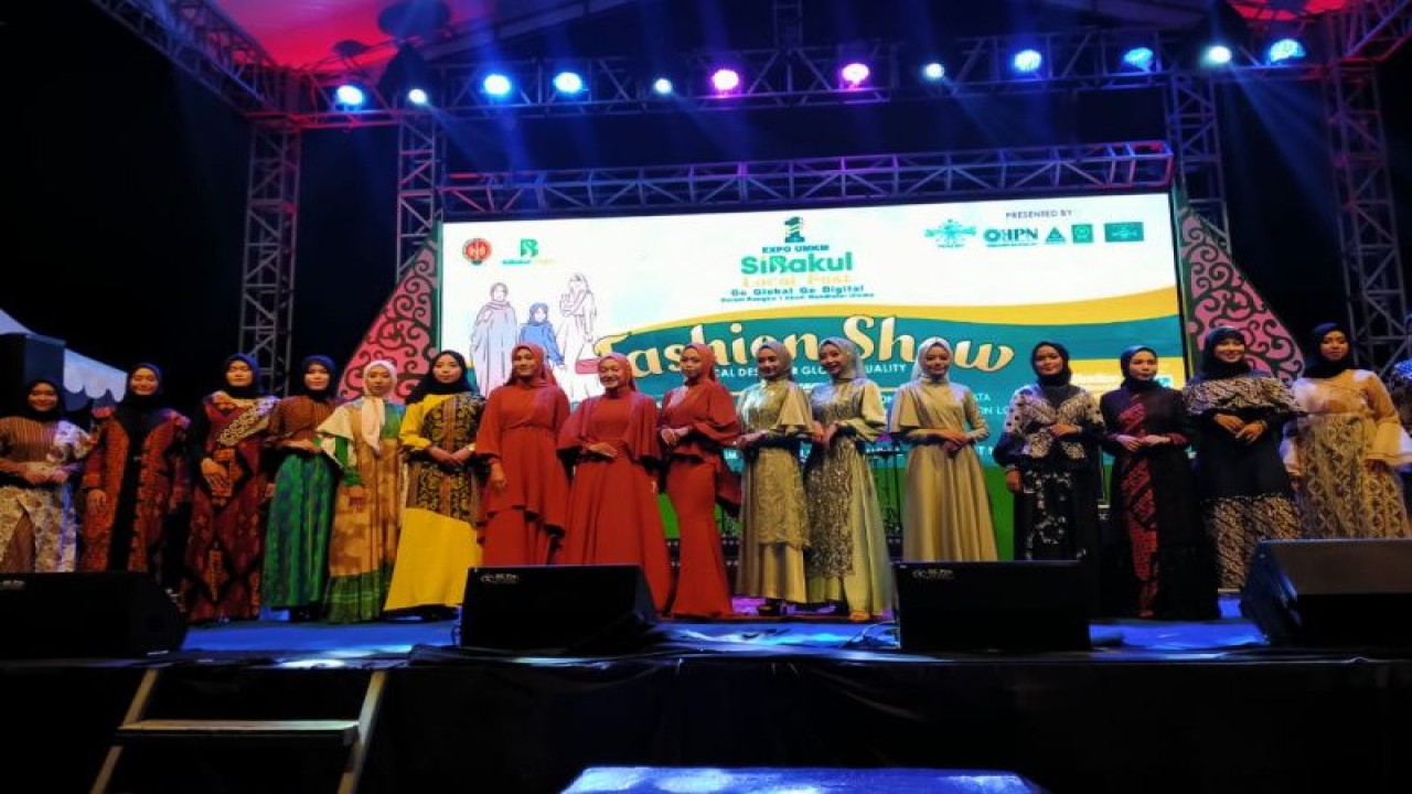 Fashion Show Busana Muslim oleh Fatayat NU DIY dalam Expo UMKM di Yogyakarta yang digelar pada 8-11 Desember 2022. (Foto dokumentasi Fatayat NU DIY)