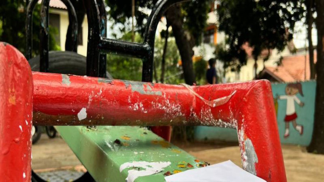 Salah satu fasilitas bermain di ruang publik terpadu ramah anak (RPTRA) Manggis, Palmerah, Jakarta Barat, yang butuh perbaikan. ANTARA/Dokumentasi Pribadi