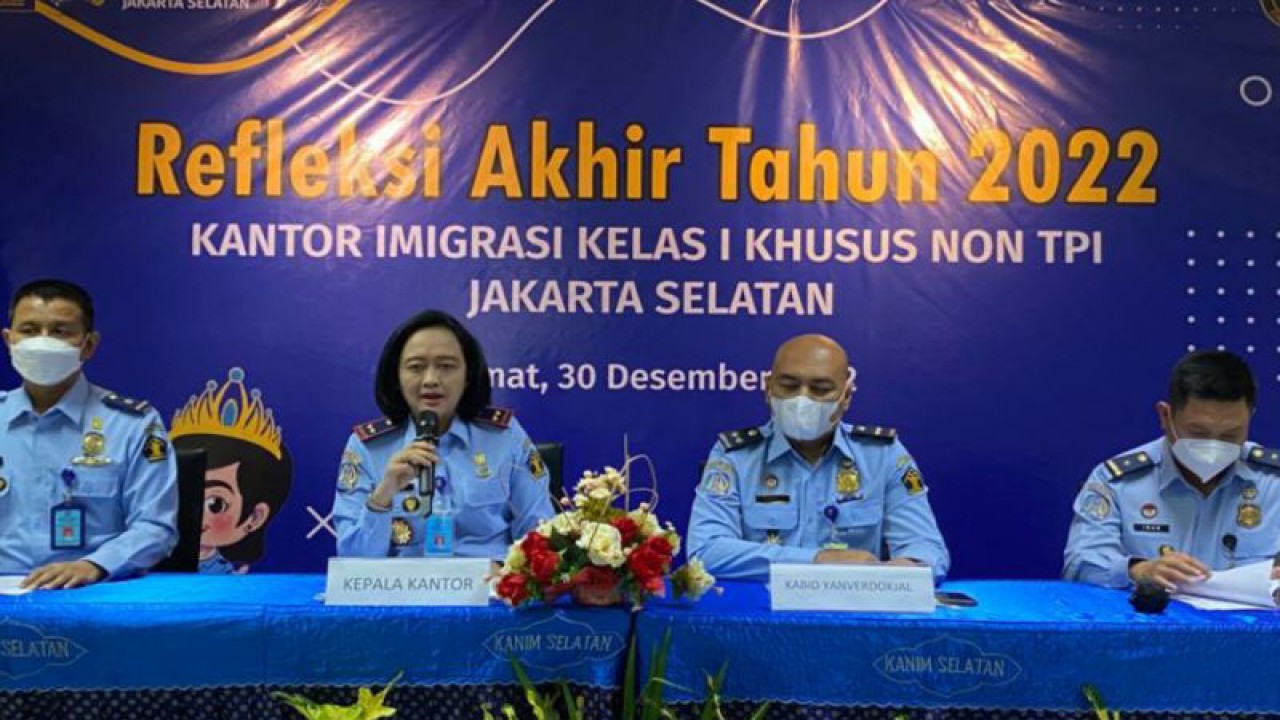 Kepala Kantor Imigrasi Kelas I Khusus Non TPI Jakarta Selatan, Felucia Sengky Ratna (dua dari kiri) memberikan keterangan kepada media di Jakarta, Jumat (30/12/2022). ANTARA/Luthfia Miranda Putri