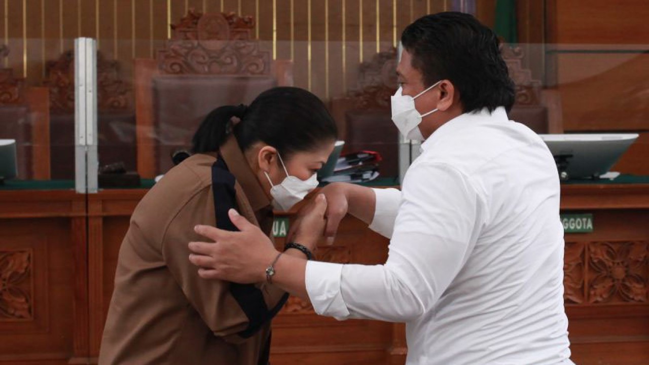 Dokumentasi - Terdakwa kasus pembunuhan berencana Brigadir Yosua Hutabarat, Putri Candrawathi mencium tangan suaminya Ferdy Sambo (kanan) setibanya di ruang sidang Pengadilan Negeri Jakarta Selatan, Jakarta, Kamis (29/12/2022). ANTARA FOTO/Reno Esnir/rwa.