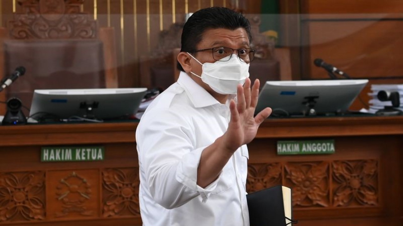 Arsip foto - Terdakwa kasus pembunuhan berencana Brigadir Yosua Hutabarat, Ferdy Sambo tiba untuk menjalani sidang lanjutan di Pengadilan Negeri Jakarta Selatan, Jakarta, Senin (19/12/2022). Sidang tersebut beragendakan pemeriksaan saksi ahli yang dihadirkan oleh Jaksa Penuntut Umum. ANTARA FOTO/Sigid Kurniawan/aww
