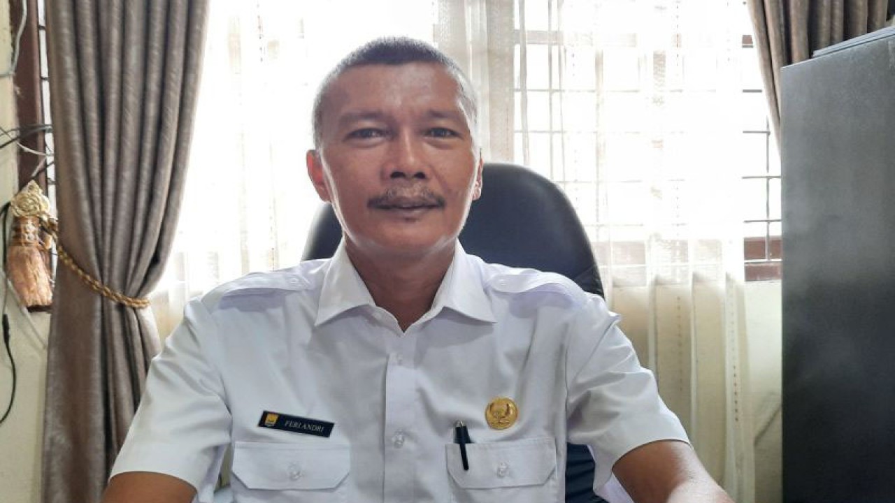 Kepala Dinas Perumahan Rakyat Kawasan Permukiman dan Lingkungan Hidup Kota Pariaman, Sumbar Feri Andri. (ANTARA/Aadiaat M. S.)