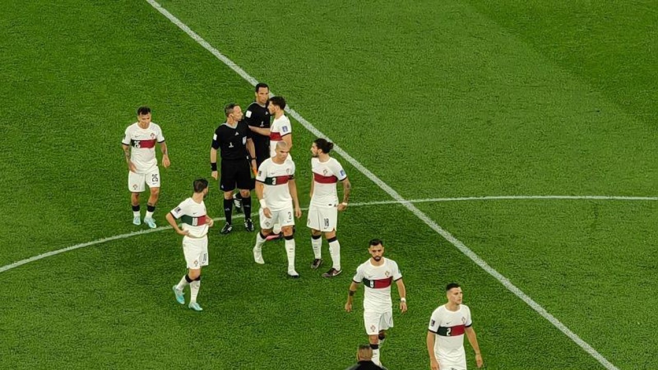 Para pemain tim nasional Portugal tampak mengajukan protes kepada wasit Facundo Tello (baju hitam) sebelum memasuki ruang ganti dalam jeda pertandingan perempt final Piala Dunia 2022 melawan Maroko di Stadion Al Thumama, Doha, Qatar, Sabtu (10/12/2022). (ANTARA/Gilang Galiartha)