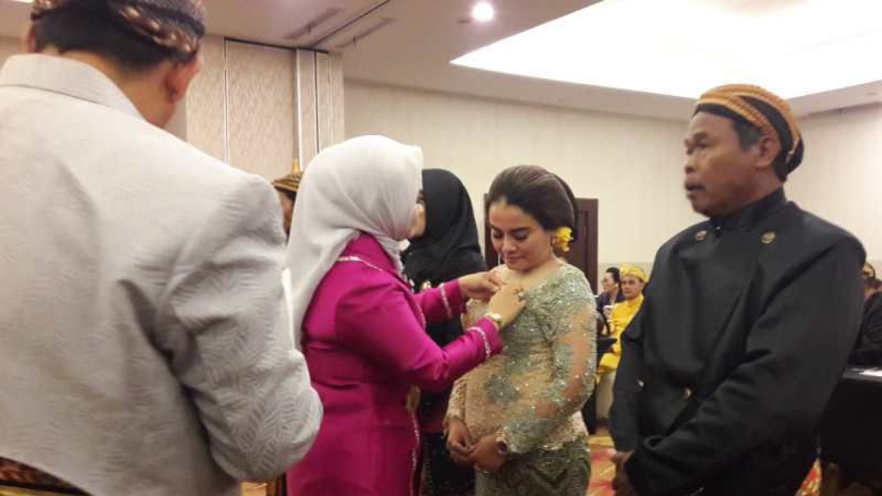 Acara pemberian gelar atau kekancingan dari Praja Mangku Alam di sela Festival Adat Budaya Nusantara II di kompleks Candi Borobudur, Kabupaten Magelang, Provinsi Jawa Tengah, Jumat (9/12/2022). (ANTARA/Heru Suyitno)