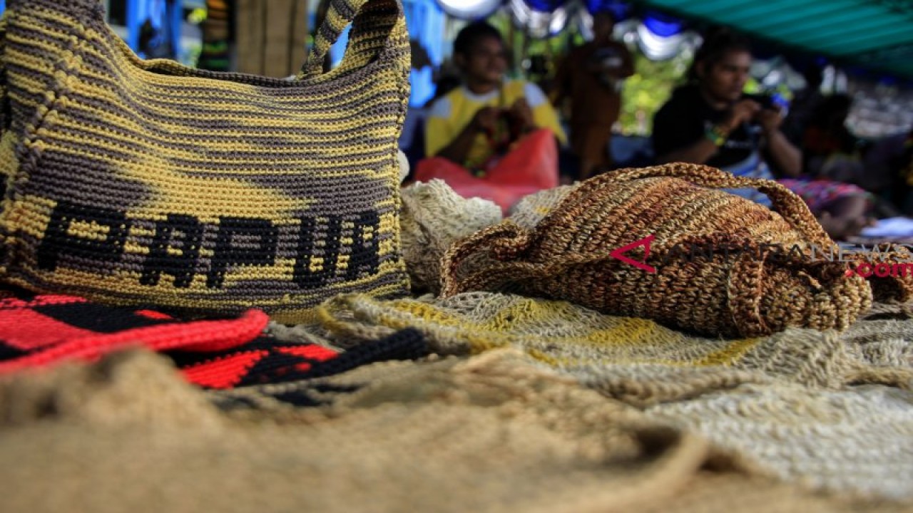 Sejumlah warga membuat noken ketika mengikuti Festival Noken ke-6 di depan kantor Majelis Rakyat Papua, Jayapura, Papua, Senin (10/12/2018). Festival tersebut menjadi salah satu ajang untuk memperkenalkan noken sebagai budaya asli Papua yang telah diakui oleh UNESCO sebagai warisan budaya tak benda kepada generasi muda, sekaligus untuk menarik minat kunjungan wisatawan. ANTARA FOTO/Gusti Tanati/wpa/kye. (ANTARA FOTO/GUSTI TANATI)