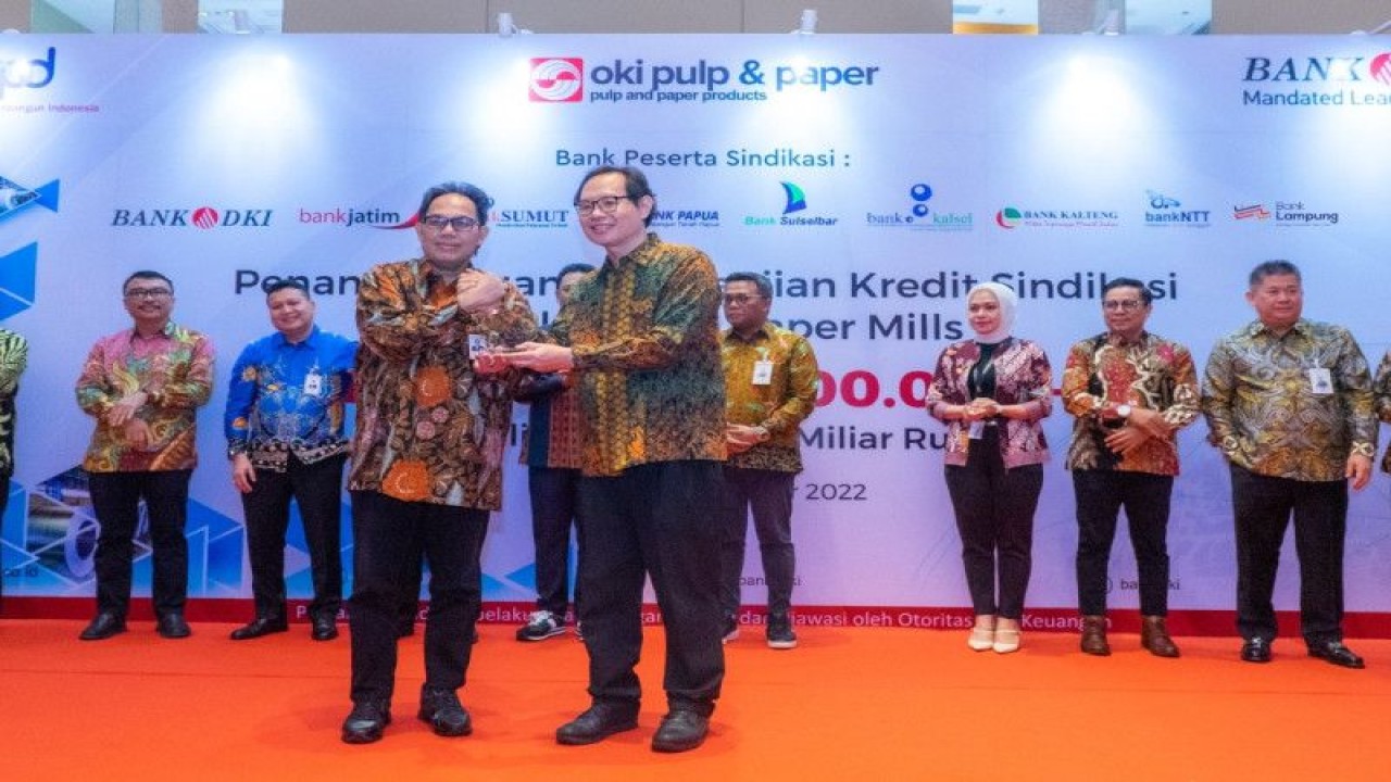 Direktur Utama Bank DKI Fidri Arnaldy (kiri) berjabat tangan bersama Direktur PT Oki Pulp & Paper Mills Arman Sutedja (kanan) setelah proses penandatanganan perjanjian kredit sindikasi senilai Rp1,5 triliun dari beberapa perbankan dalam Bank Pembangunan Daerah Seluruh Indonesia (BPD SI) dilaksanakan di Jakarta, Rabu (14/12/2022). ANTARA/HO Bank DKI