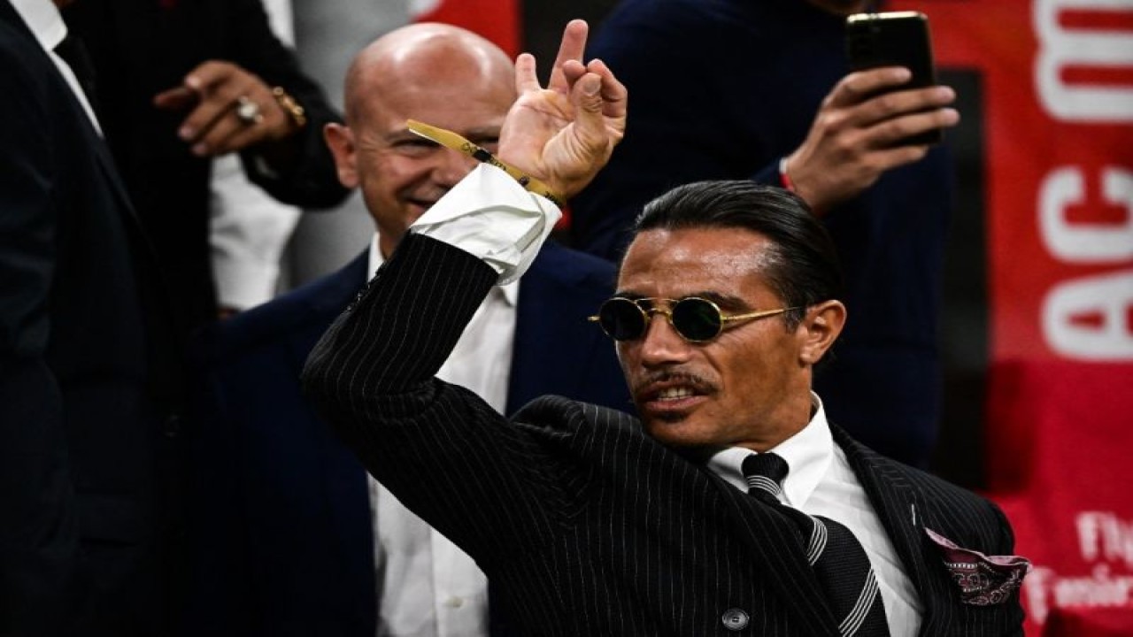 Chef, selebritas, dan pengusaha restoran asal Turki Nusret Gokce, yang terkenal sebagai Salt Bae, menghadiri laga Seria A Italia antara AC Milan dan Napoli di Stadion San Siro, Milan. (18/9/2022) (AFP/MIGUEL MEDINA)