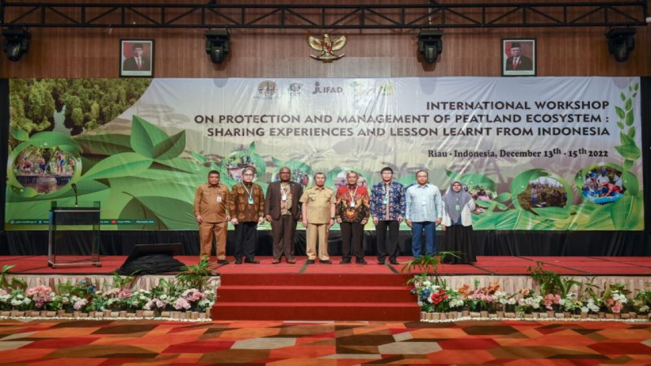 Duta Besar Fiji untuk Indonesia, Gubernur Riau, pejabat KLHK dan BRGM, serta perwakilan ASEAN dan lembaga internasional lainnya berfoto bersama di sela lokakarya internasional mengenai pengelolaan lahan gambut di Pekanbaru, Riau, Selasa (13/12/2022). (ANTARA/HO-KLHK)