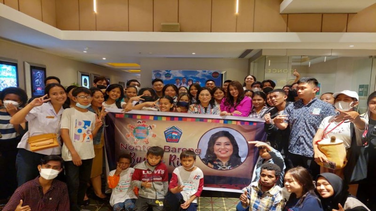 Ketua Tim Penggerak PKK Provinsi Sulawesi Utara (Sulut) Rita Dodokambey Tumuntuan bersama anak-anak dan generasi muda Sulut nonton bareng Film Uti Deng Keke di salah satu bioskop di Manado, Sulut, Minggu (18/12/2022) (Antara/HO/dokpri)